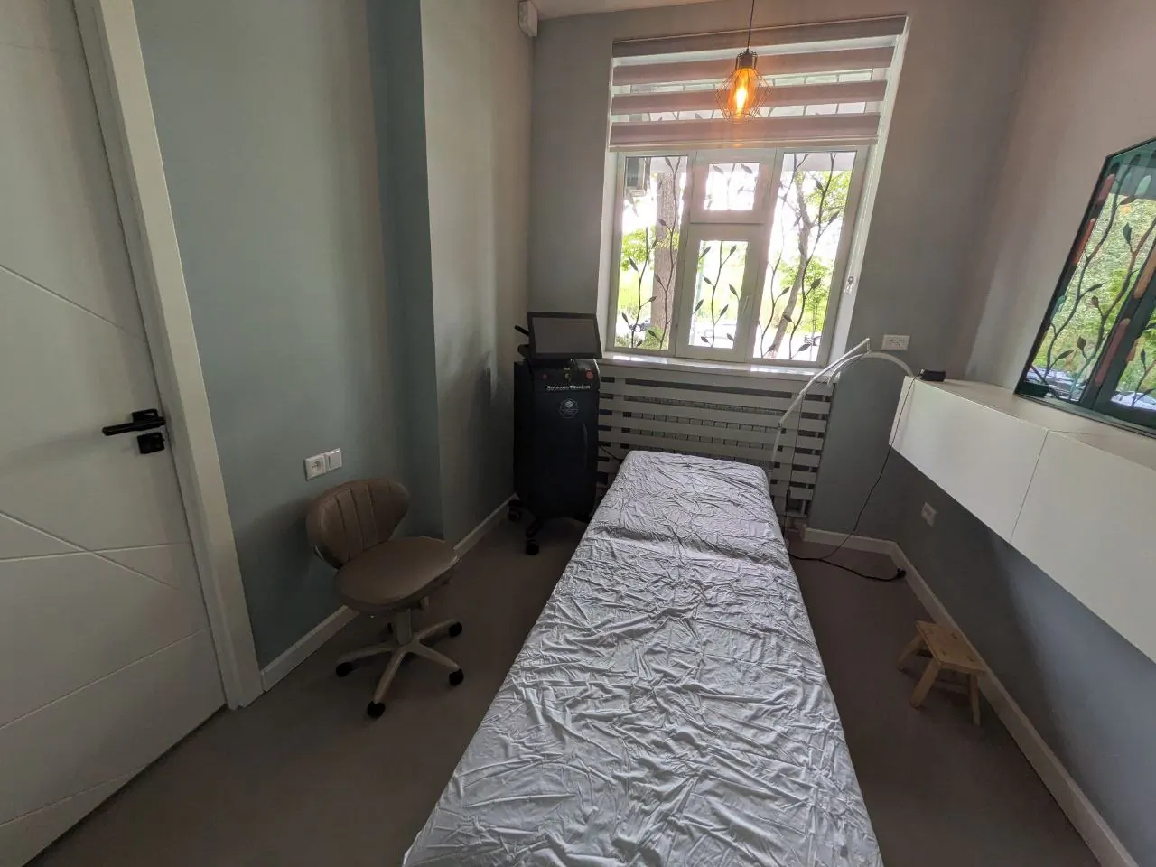 Laser hair removal room at Hide salon in Tashkent: Soprano Titanium diode laser and treatment couch