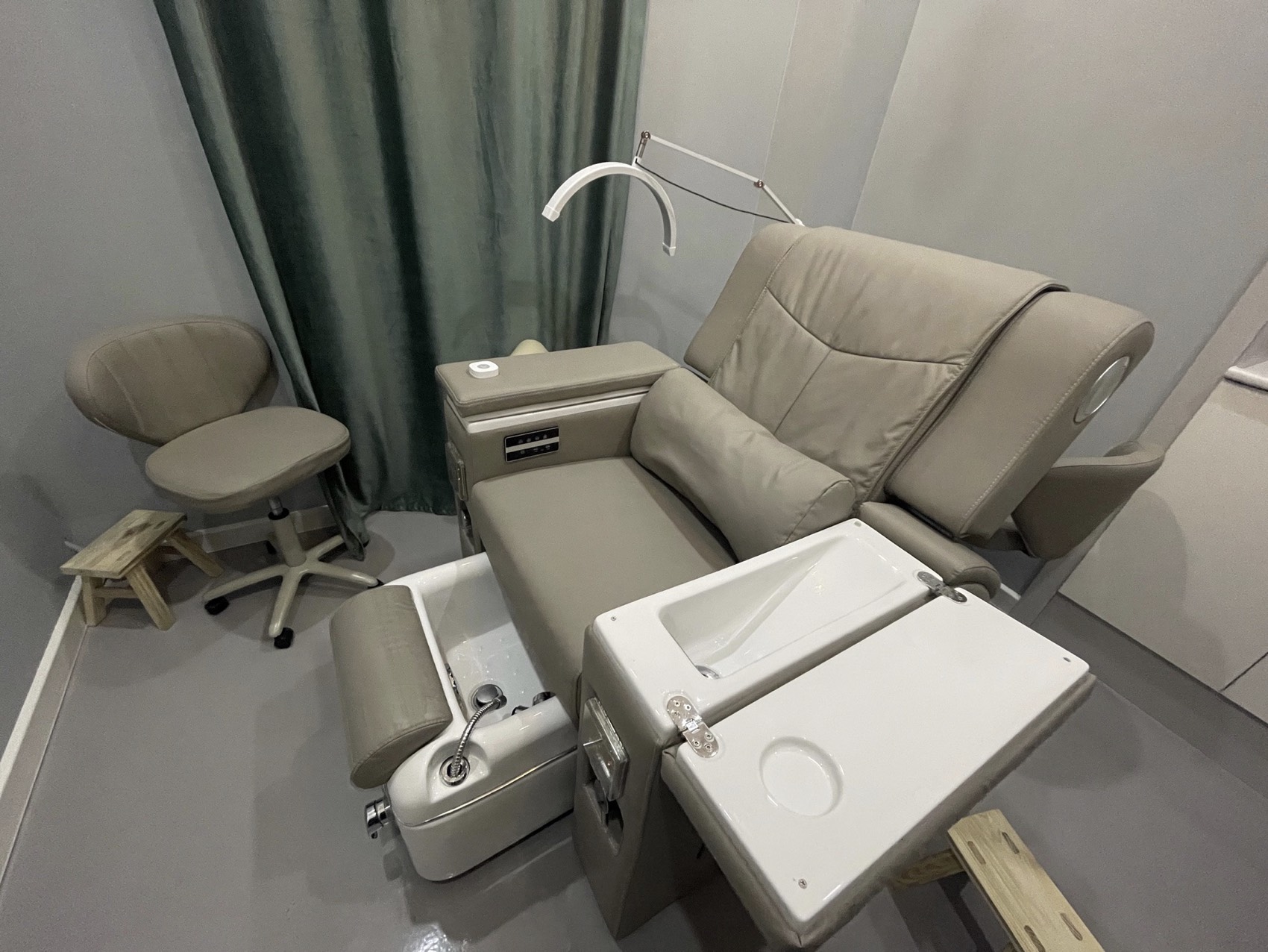 Manicure and pedicure chairs – hide.uz